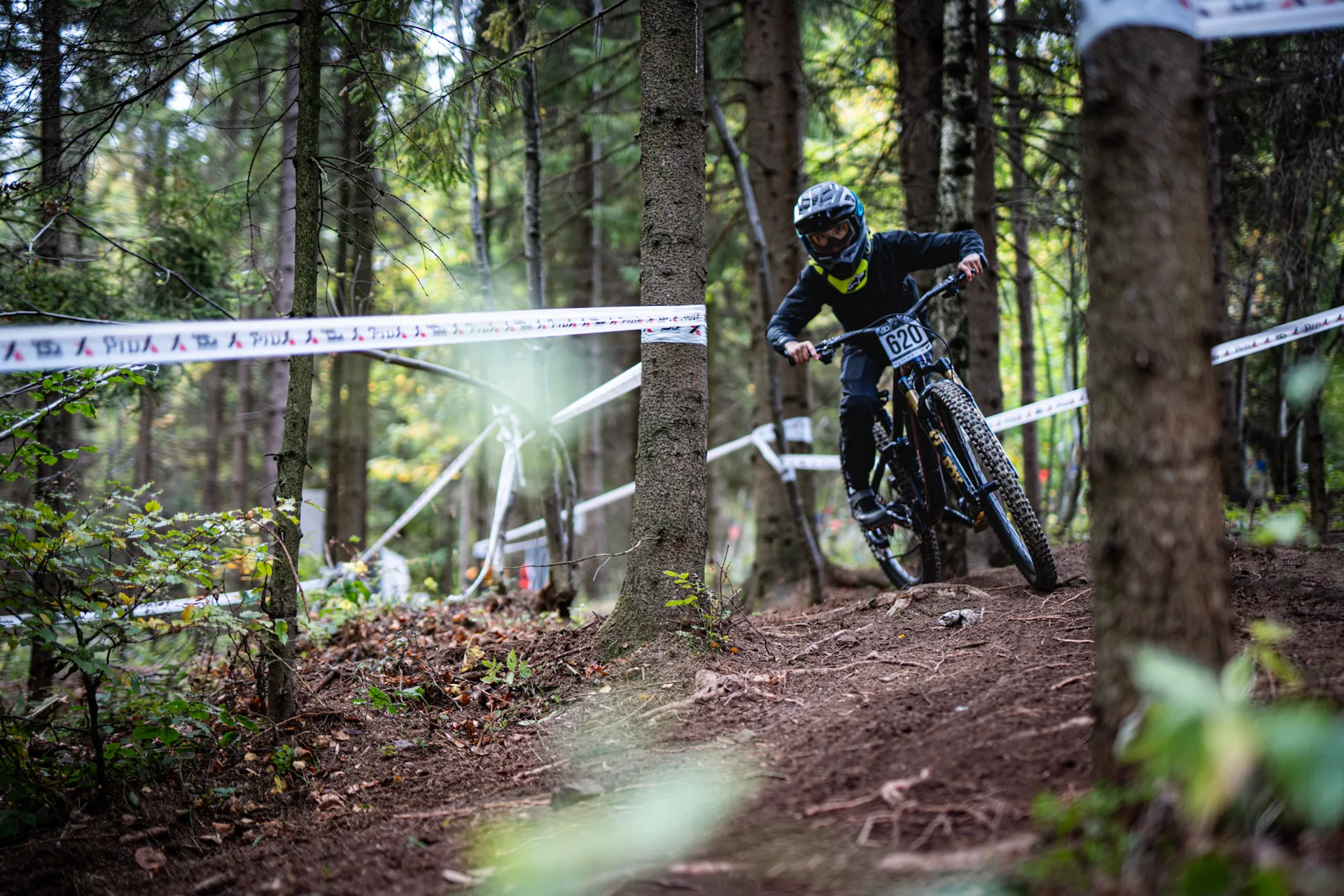 Zawodnik MTB/DH Olaf na trasie