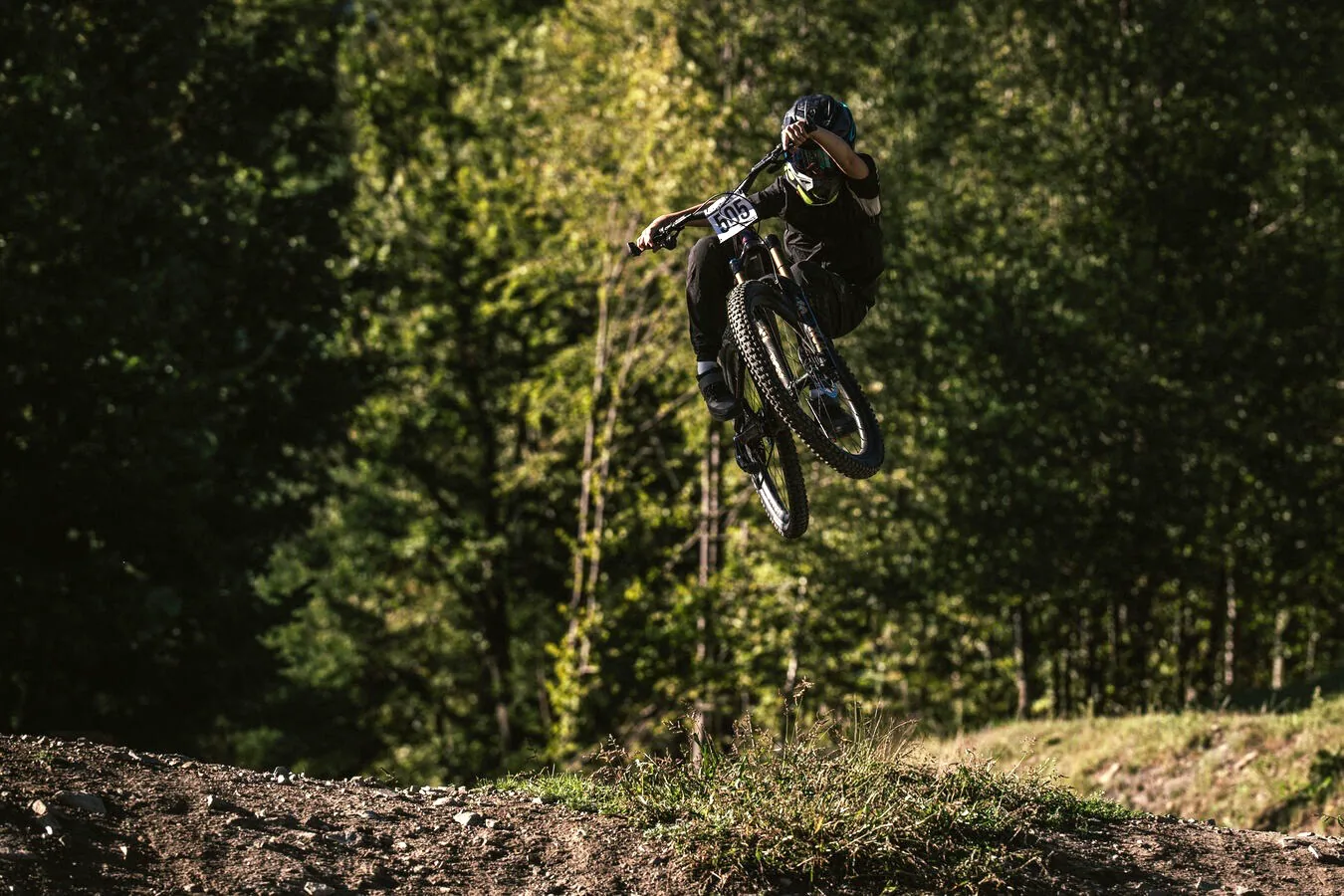 Skok na rowerze podczas jazdy MTB/DH