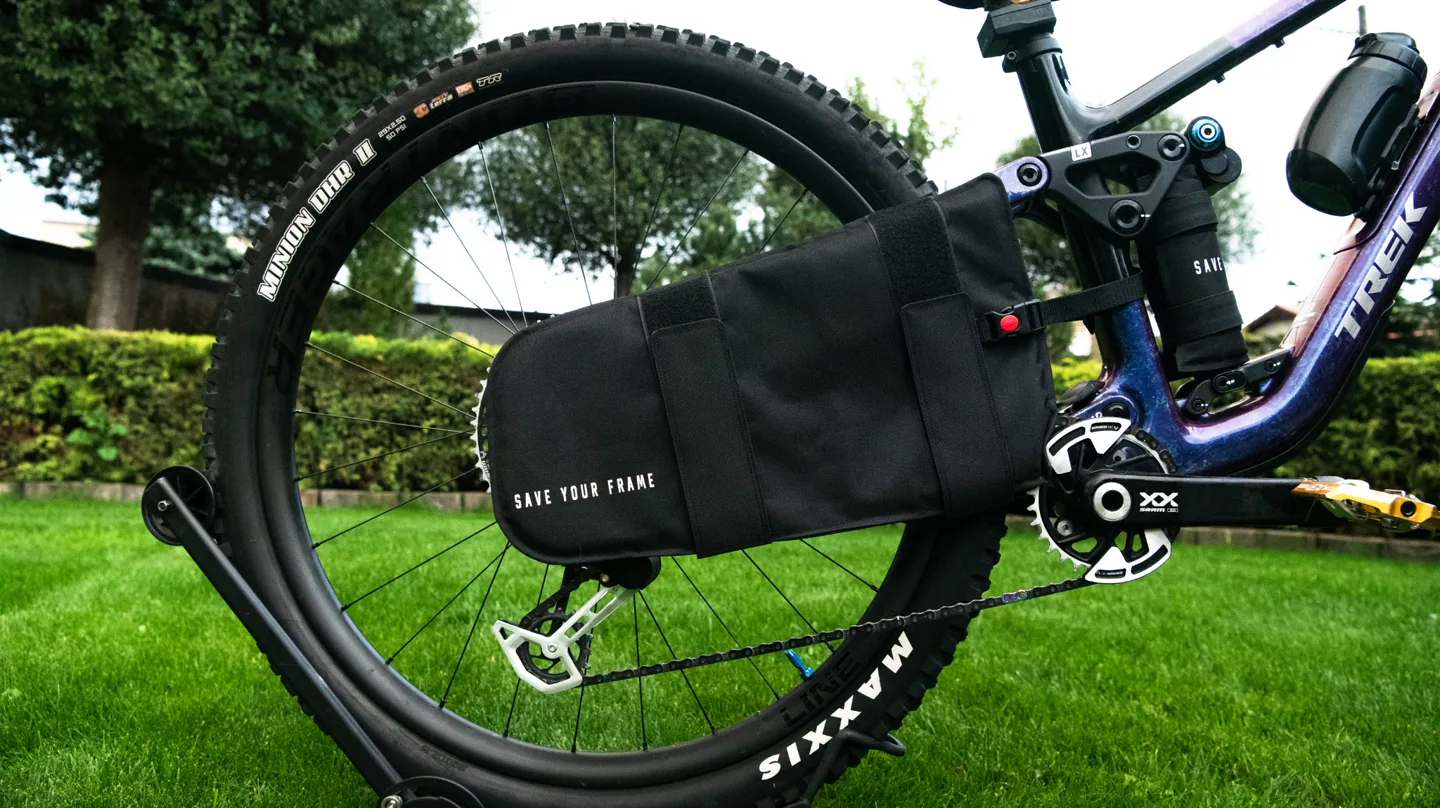 Osłona SAVE YOUR FRAME XL na rowerze
