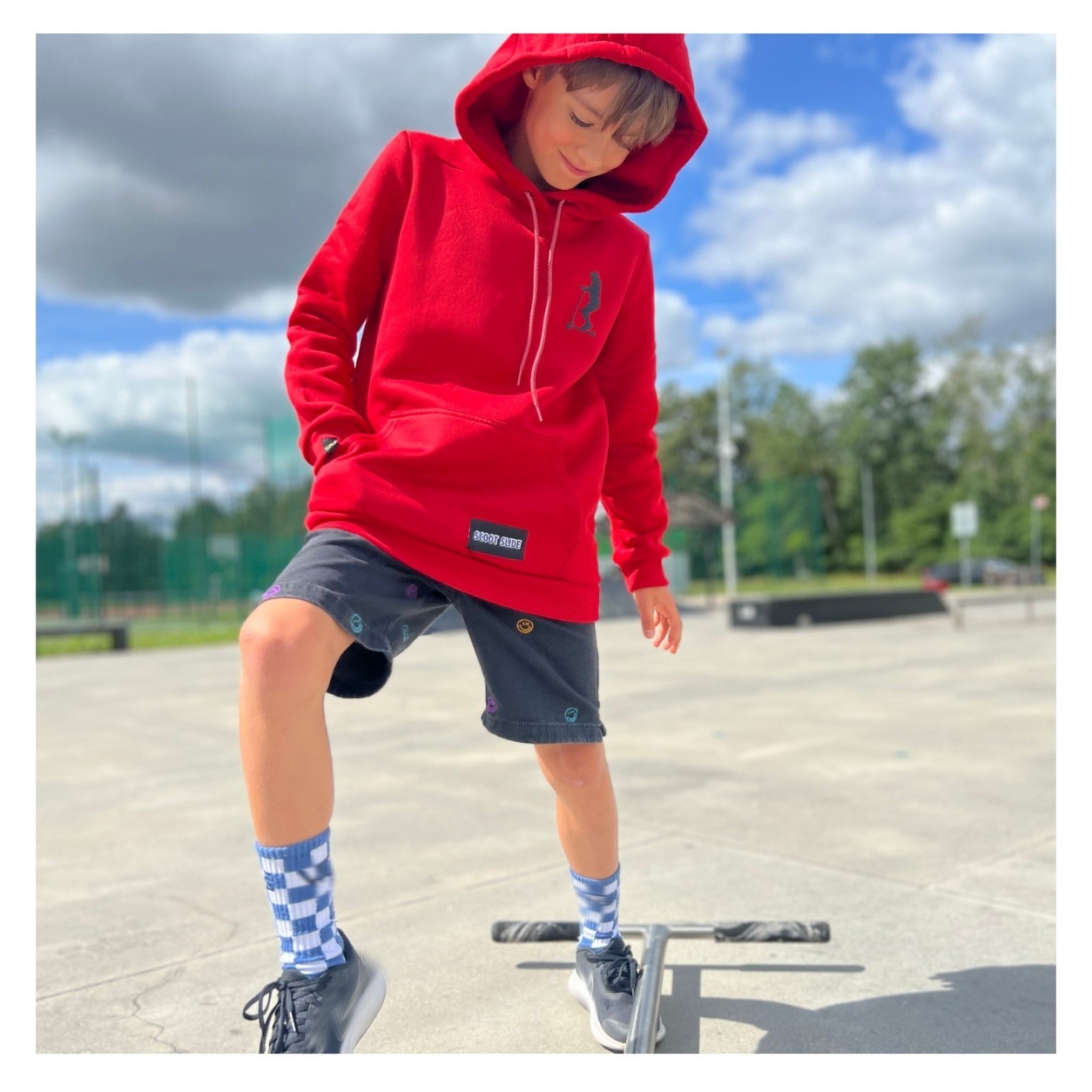 Tło produkt kwadrat - czerwona bluza 2