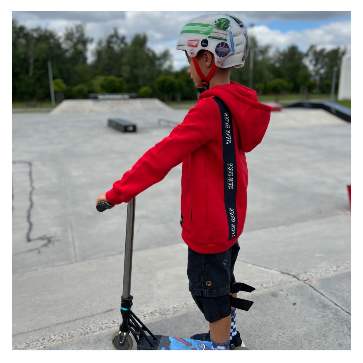 Tło produkt kwadrat - czerwona bluza 3