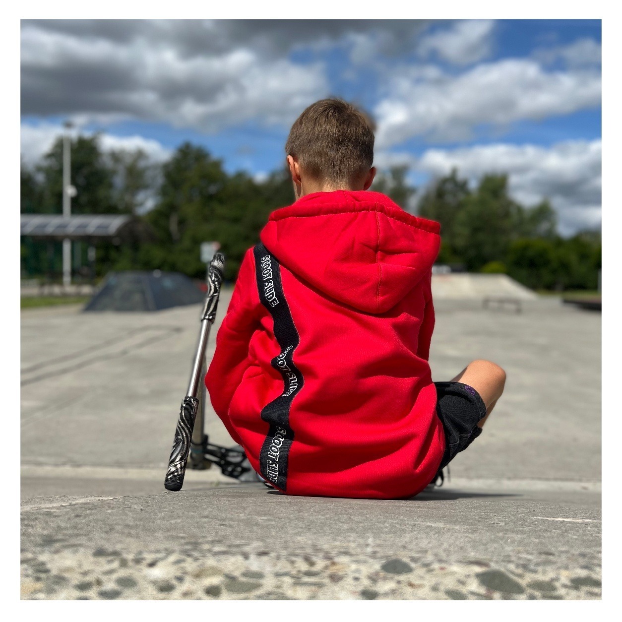 Tło produkt kwadrat - czerwona bluza 4