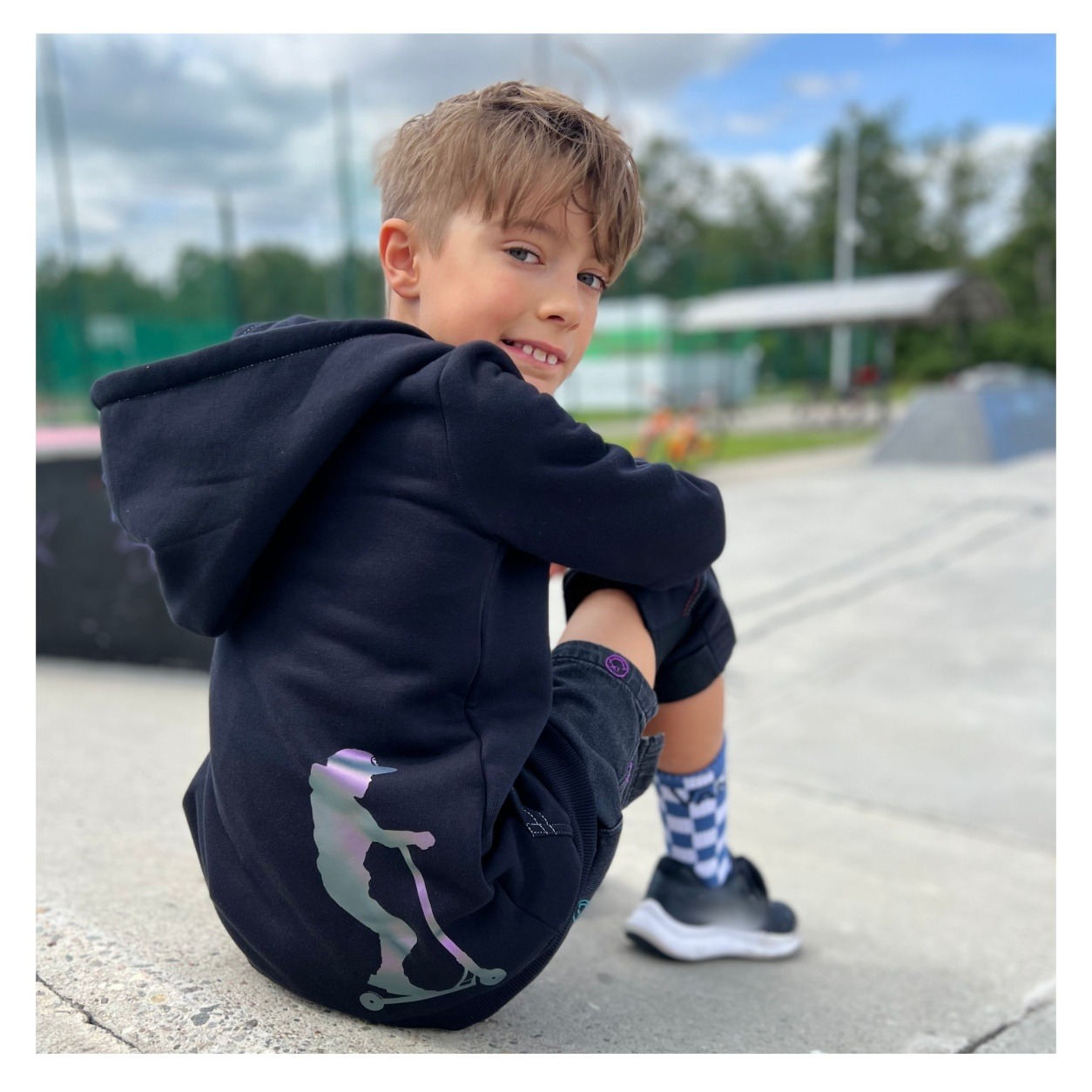 Produkt kwadrat - czarna bluza 6