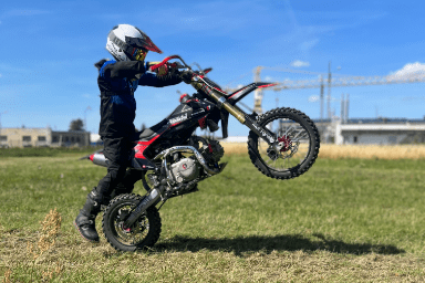 O nas - Scoot Slide Olaf motor